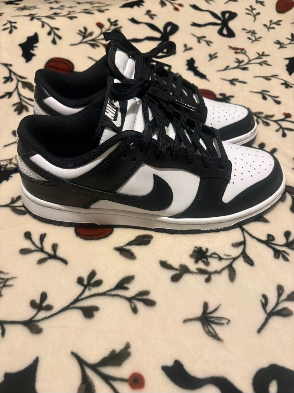 Nike women’s Black and White Low-Top Sneakers